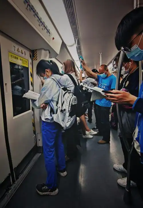 早班地铁上的忙碌学子