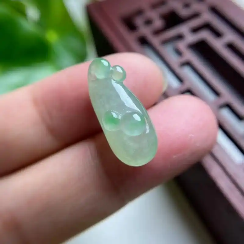 天然翡翠冰种晴绿底福瓜特色小吊坠 - 抖音