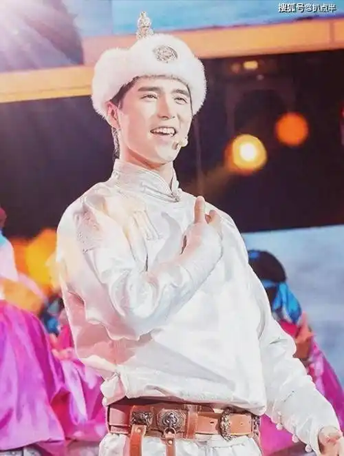 "音乐剧王子"阿云嘎上演"母子恋"?