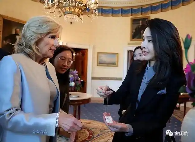 50岁金建希参观白宫拜登妻子送宝石项链演员朱莉确认参加晚宴