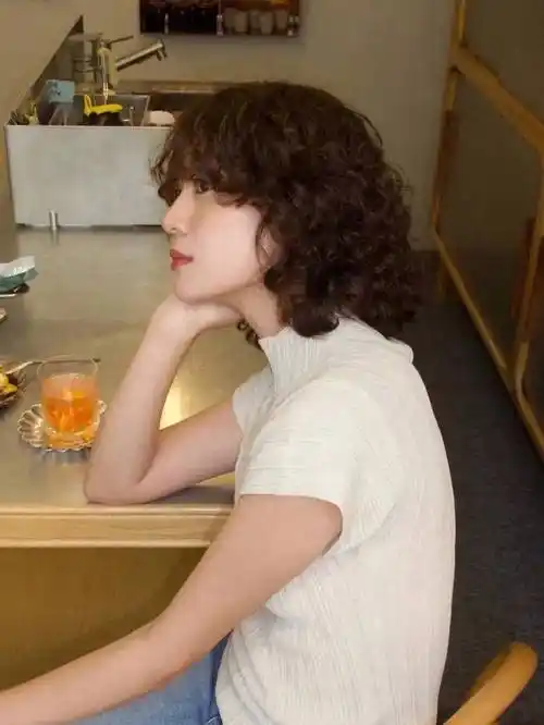 想换发型没目标?齐脖羊毛卷搭配卷卷的刘海,好看时尚显气质