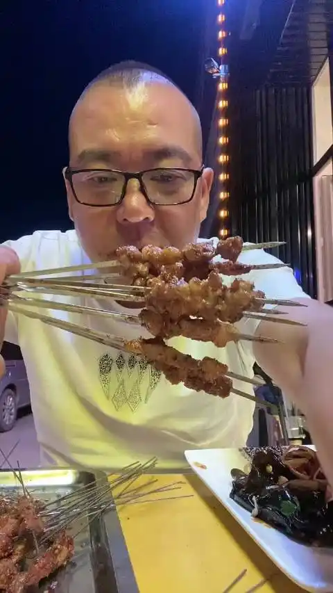 长春大哥深夜放个毒小烧烤搂起来