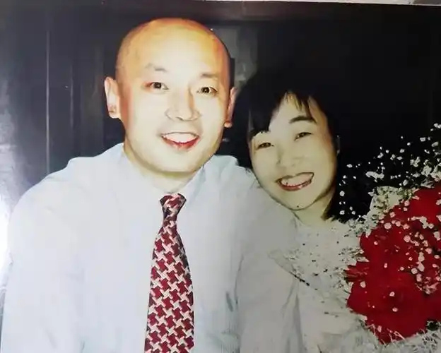 2005年的一天,葛优带着一个十四五岁的男孩走进家门,来到妻子贺聪面前