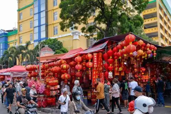 这是2月4日在印度尼西亚雅加达拍摄的中国城牌楼.