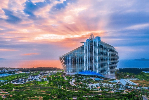 运营的分别有中国第一座巴厘岛风情度假酒店——亚龙湾红树林度假酒店