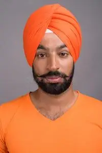 头巾的印度锡克教青年商人许多印度锡克教徒女人向指已提到的人路年轻