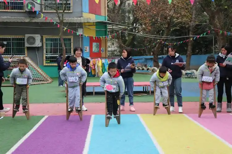 大班组 《踩高跷》比赛项目