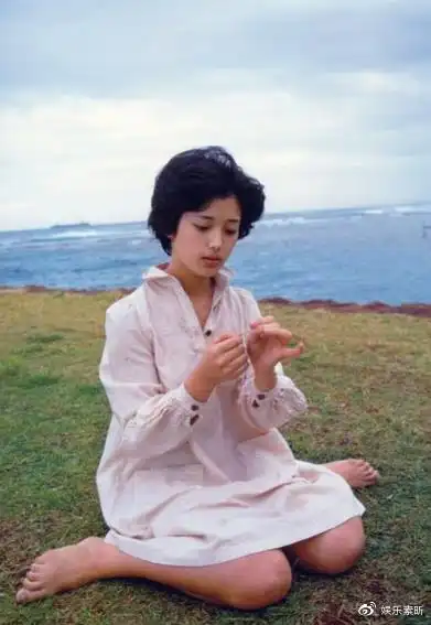 62岁山口百惠近照曝光首次与儿媳同框优雅贵气