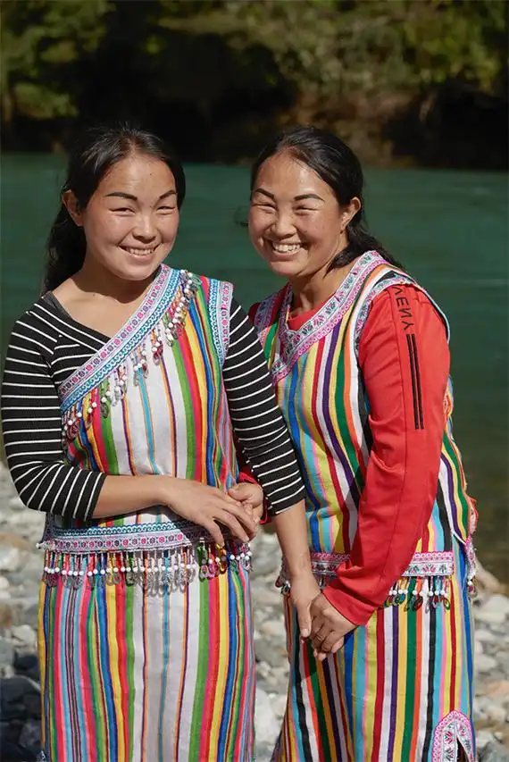 编织"彩虹"的独龙族织女作品首次出海伦敦