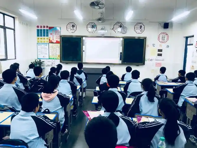 讲身边好人好事,做中华美德少年——赣州市阳明中学八(2)班主题班会