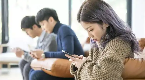 如今年轻人流行聚会玩手游