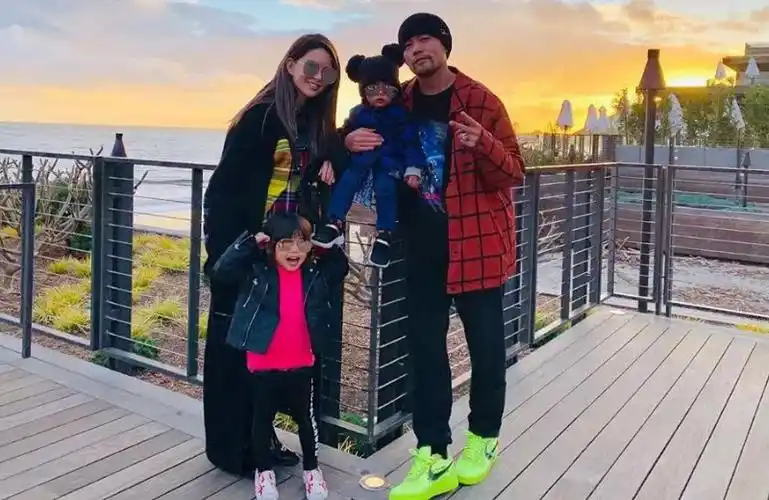 周杰伦全家国外旅游,一家四口全戴墨镜非常酷
