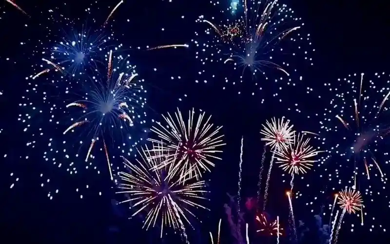 烟花最美的是爆炸那一瞬间所定格而成的永恒之美而在烟花照耀下的你便