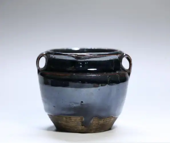 乌金釉蓝色窑变小双耳罐