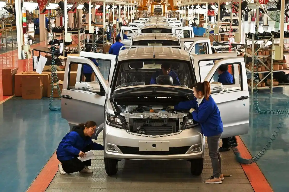 2月27日,工人在贵州航天成功汽车制造有限公司生产车间组装汽车.