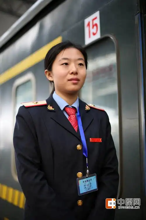 高清:春运绿皮火车上的90后美女乘务员