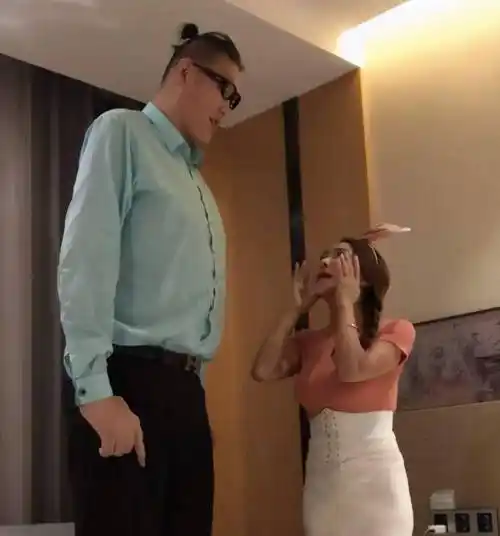 因演潘六姐走红的龚玥菲:先嫁1米"侏儒男",二婚再嫁2米巨人_男友_身高