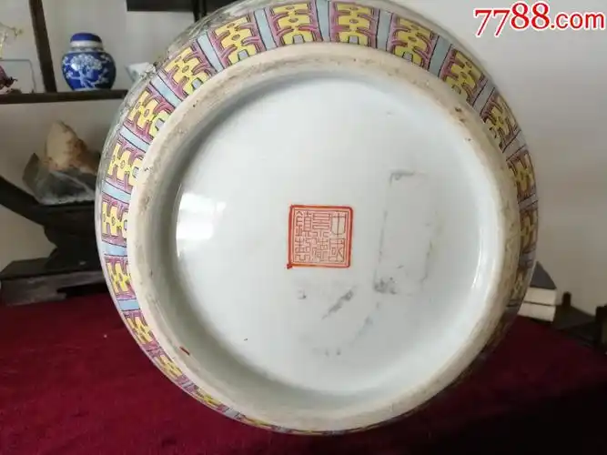 70年代早期景德镇艺术瓷厂红西边脚锦鸡牡丹(锦上添富贵)法口天球瓶