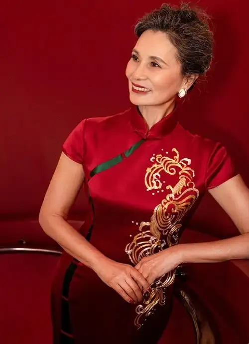 原创"贵妇婆婆"火了,盘发配红色旗袍高贵大气,新娘风头都被艳压