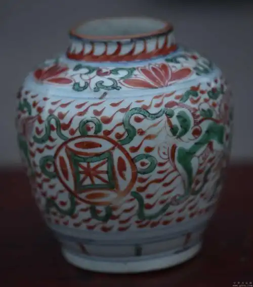 清代满工红绿彩花卉罐