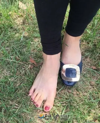 山东一公园现变态男抢女孩鞋子边跑边闻