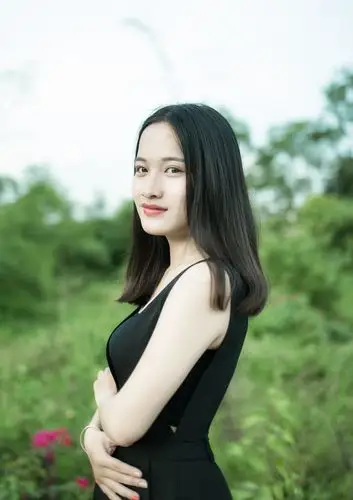 在阳光灿烂的日子仰头大笑