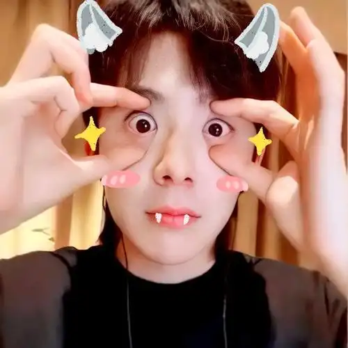 求皓嫣直播时宁哥用手撑大眼睛的图