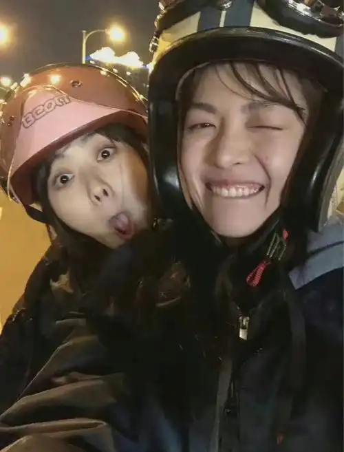 谭松韵和钟楚曦的搞怪自拍,美女好好用脸!_高清图集_新浪网