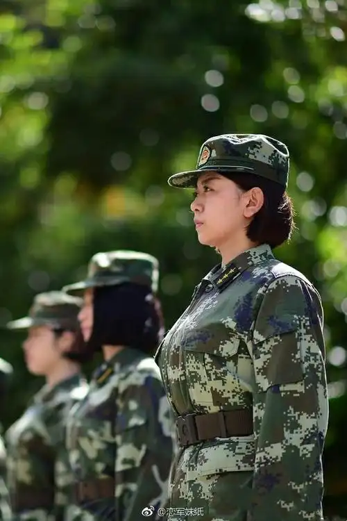 武警女兵高温50度的情况下训练好心疼她们啊