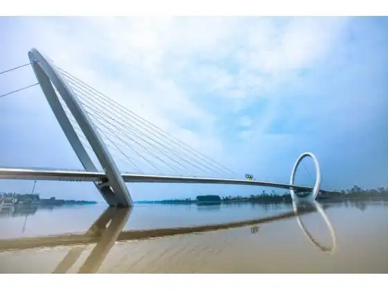 南京青奥景观桥工程主桥为主跨240米的双斜塔斜拉桥;全桥共4×9=36根