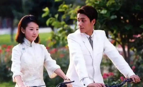 原创董洁陈坤手牵手出席活动这次恋情坐实了吧网友终于等到了