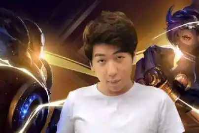 【虎牙solo赛官方挂了这个白衣大奶歪嘴照做宣传图,炫神不乐意去找