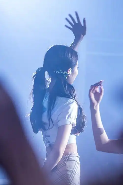 jennie[超话]#93#jennie露背回眸照#@jennierubyjane美丽背影91