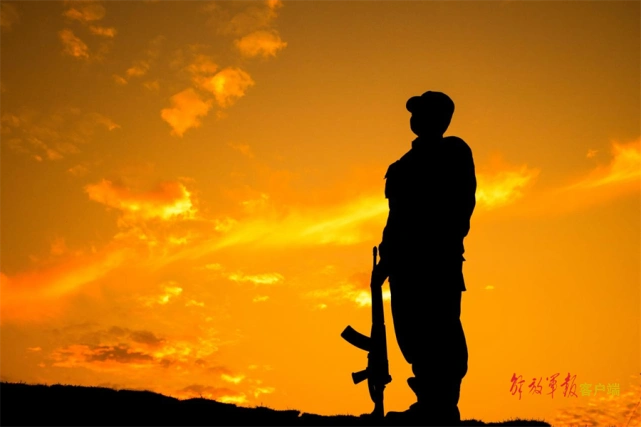 霞光辉映,武警官兵的战斗姿态别样美