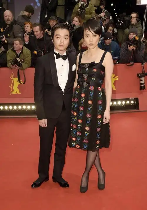 日本女星菊池凛子与老公染谷将太亮相