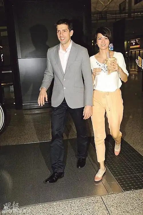 刘雯崔始源土豪夫妇很任性 大长腿情侣虐瞎单身狗