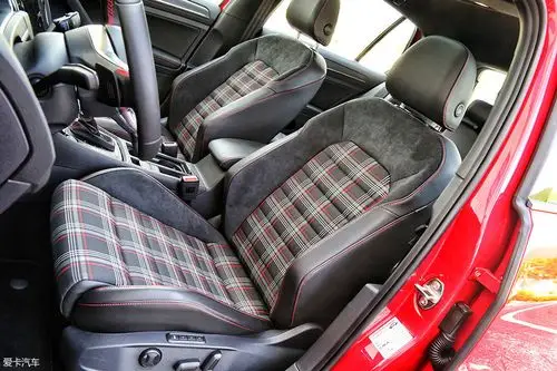 而gti车型上最令人兴奋的是格子布运动座椅的回归,通过红色缝线与真皮