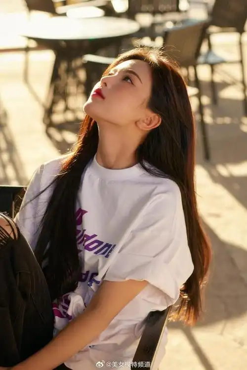 杨超越学院风写真曝光 美女校花清纯可爱