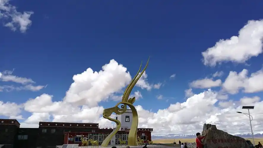 翻越巍巍昆仑,在念青唐古拉山,沿沱沱河追寻长江的源头,穿越可可西里