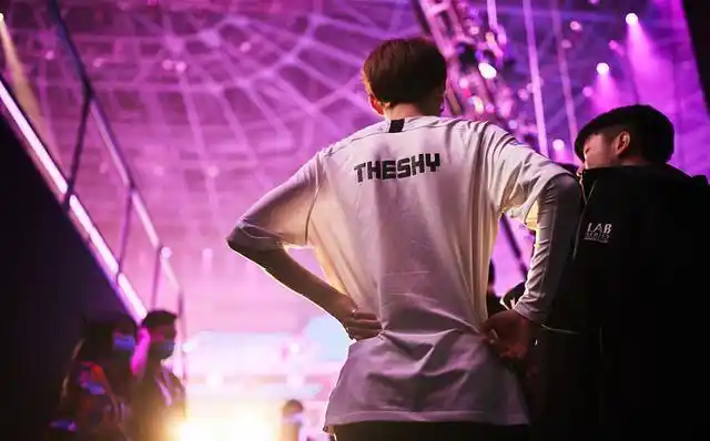 一张训话图意外走红!theshy被克里斯训斥得不敢回话