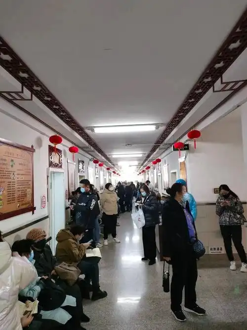 患者在沈河区中医院走廊里候诊.受访者供图