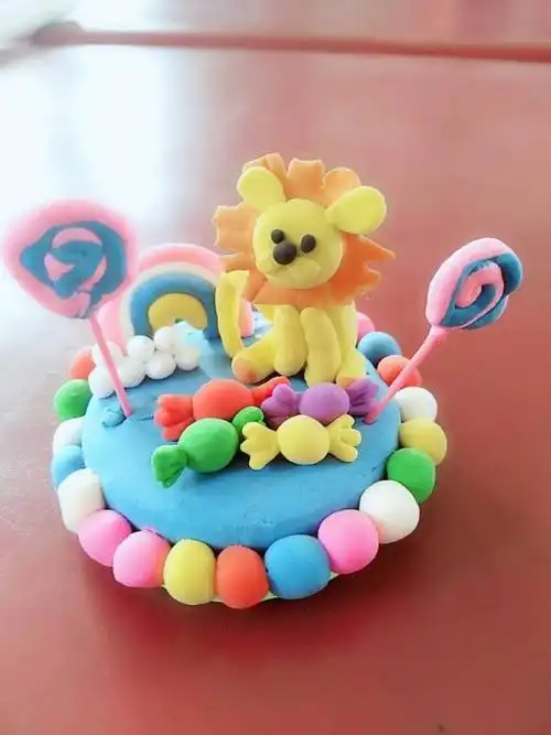 老师用橡皮泥做蛋糕,希望你能每天开心快乐!茁壮成长!