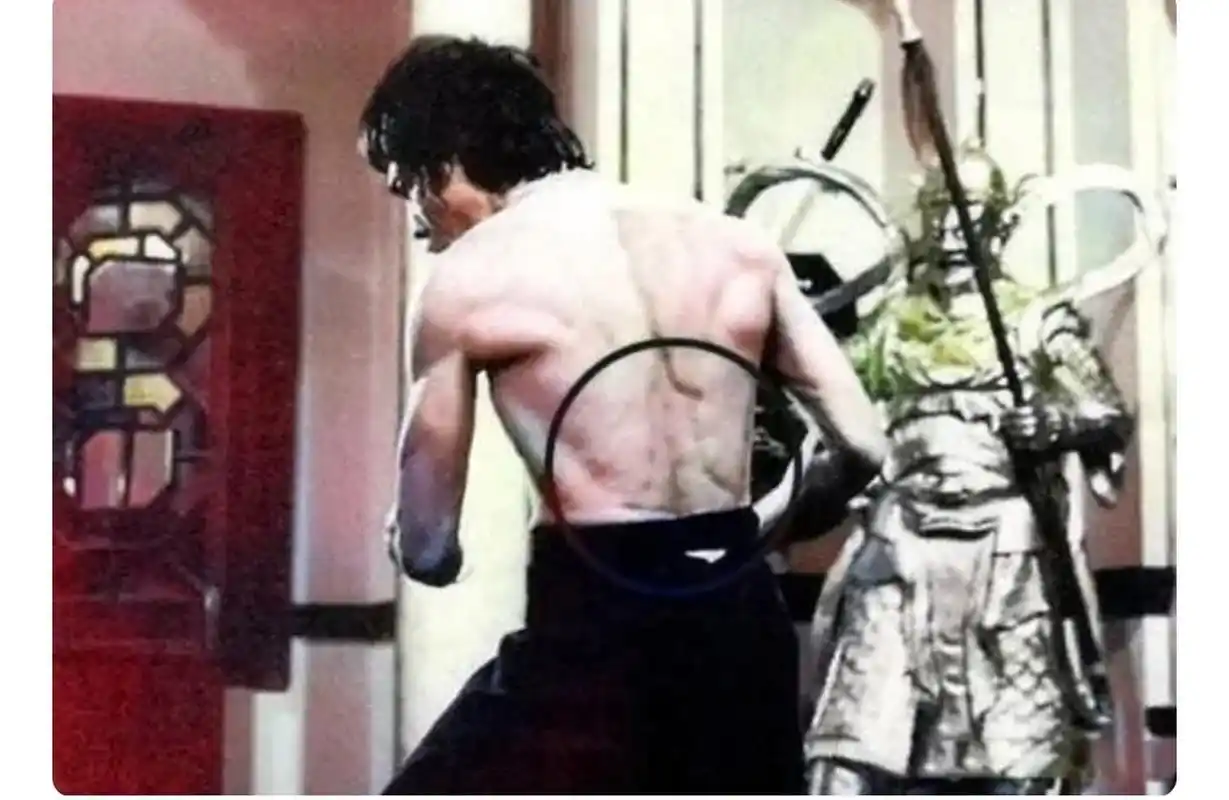 有的"背部圣诞树"】李小龙北部下部肌肉像"圣诞树",要出现这样的后背