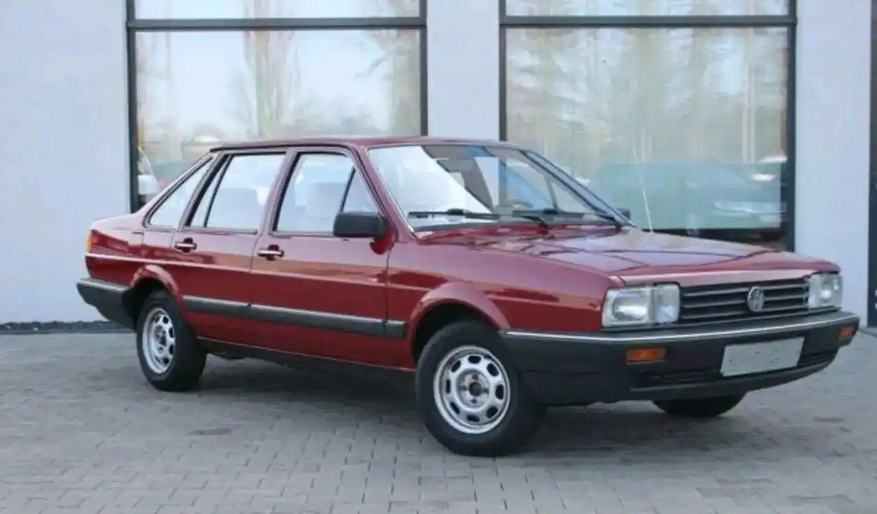 实拍第一代"低配"大众桑塔纳,铁轮毂 1.6引擎 化油器,朴素大气