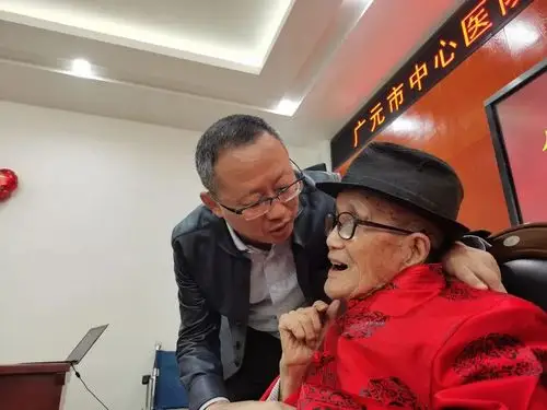 今天市中心医院首个百岁退休职工