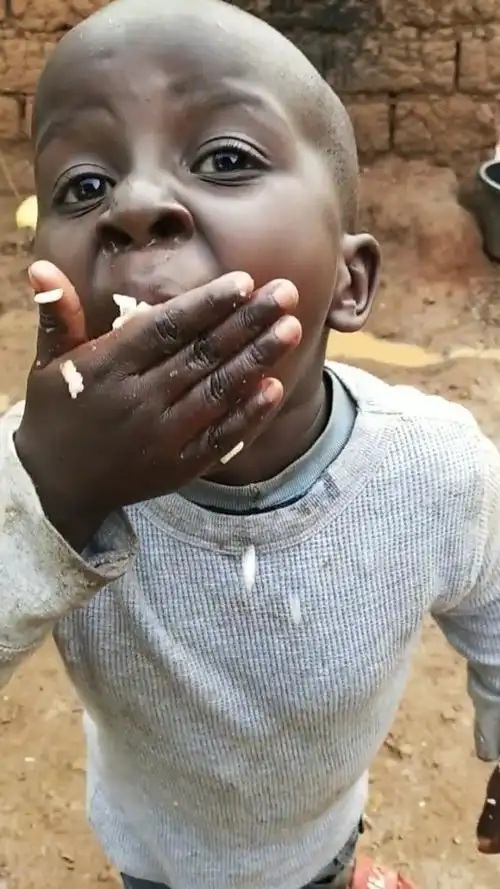 非洲小朋友干吃白米饭!一口闷!