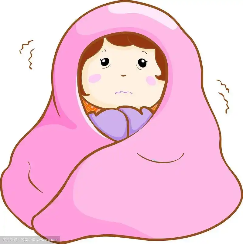 生病的女人在毯子下瑟瑟发抖