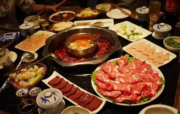 云南女子吃火锅发朋友圈露二维码被点单40多万,造成损失谁担责?