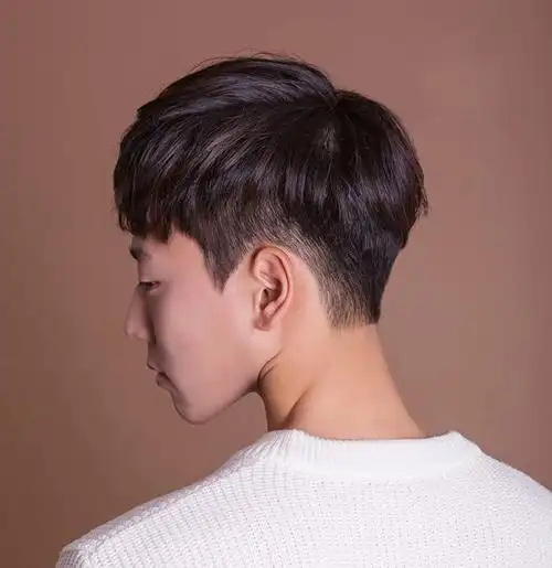 2018韩式暖男斜齐刘海的烫发发型 栗色染发烫发