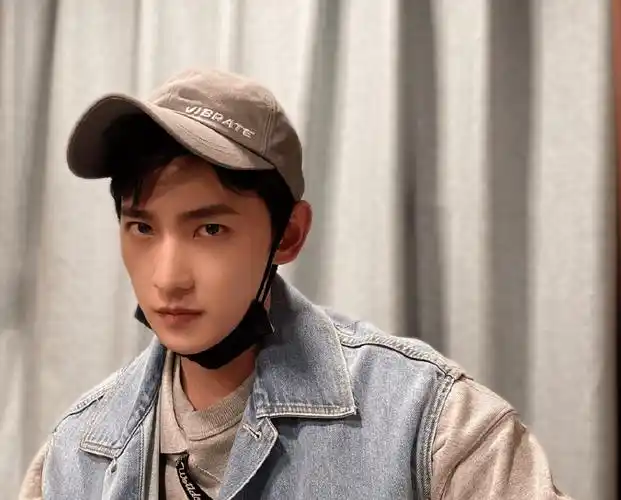 而近日杨洋再次接受采访,期间就被主持人问到了王彦霖婚礼一事,杨洋这